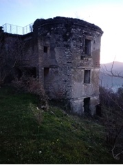 Castello con uliveto