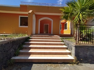 Villa con giardino di nuova costruzione