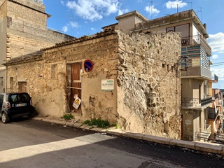 Vendo stabile da restaurare in via gelona con via guido delle colonne