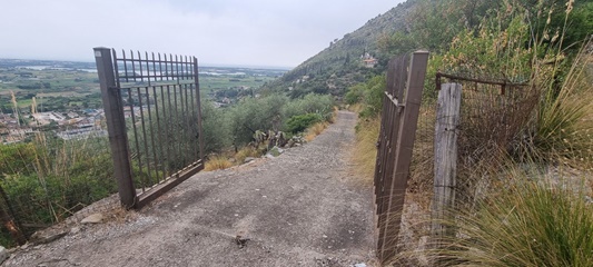 Terreno agricolo con deposito in via oliveti, zona centrale, a monte san biagio