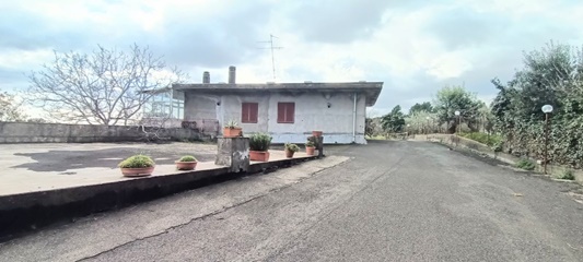 Casa singola con terreno di mq 5600