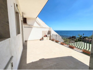 Appartamento in villa con terrazzo fronte mare