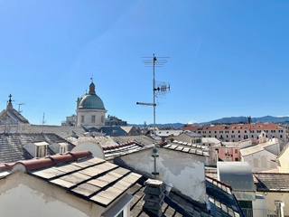 Centro storico ultimo piano con terrazzino