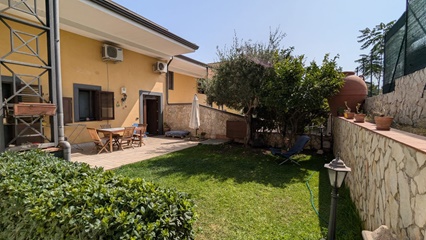 Villa con giardino e garage