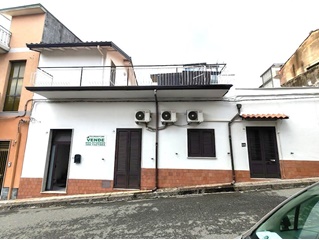 Casa indipendente con cortile e terrazzo